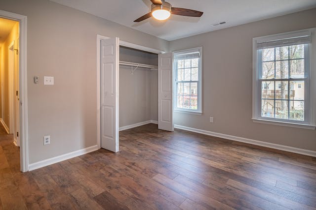 empty%20room%20with%20large%20closet